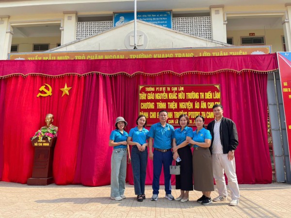 Đoàn thiện nguyện tặng quần áo ấm tặng cho HS vùng cao