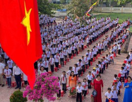 2-HS-chao-co-dau-tuan.jpg